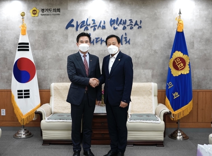 서철모 화성시장(사진 왼쪽) 장현국 경기도의회 의장(사진 오른쪽)을 만나 예산확보 협조를 구한 뒤 악수를 하고 있다. (사진=화성시 제공)