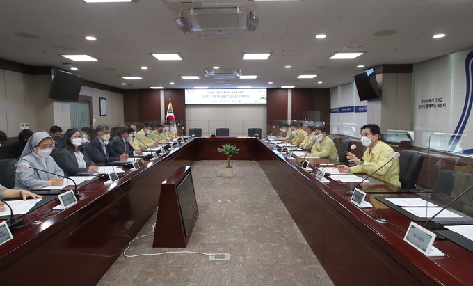 화성시가 미등록 외국인 근로자 집단 감염 방지 긴급대책회의를 개최하고 있다.(사진=화성시 제공)