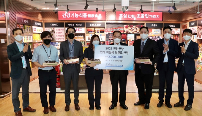 인천공항에서 백정선 여객본부장이 '버팀목 브랜드'선정' 시상 후 선정업체 대표들과 사진촬영을 하고 있다. ( 사진 = 인천공항공사 제공 )