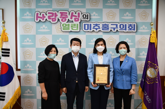 미추홀구의회는 김정화 변호사를 의회 고문변호사로 위촉하고 3일 위촉장을 전달했다. ( 사진 = 미추홀구의회 제공 )