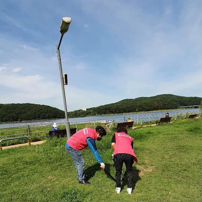 4일 기흥저수지 주변 환경정화 활동을 펼친 국민의힘 용인시을 당협위원회의 모습 (사진=국민의힘 용인시을 당협위원회 제공)