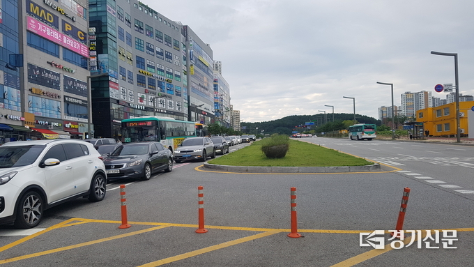 경기 화성시 동탄7동의 30대 직장인은 “이쪽에서 서울이나 타 시·군으로 가려면 탈 것이 광역·시내버스뿐”이라며 “지하철을 타려면 1호선 병점역·오산역뿐인데, 여기까지 시내버스도 최소 50분이 걸린다”고 2동탄 지역의 교통상 불편함을 말했다. 사진은 병점~2동탄 노선이 지나는 경기 화성시 동탄7동 대로의 모습. (사진=현지용 기자)