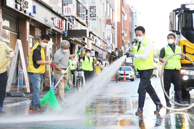  최대호 안양시장, 댕리단길 물줄기로 묵은 먼지 제거하고 있다.