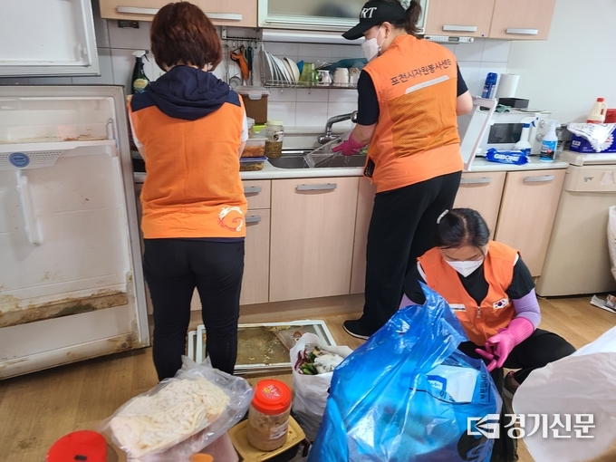 엄청난 양의 쓰레기를 모아서 쓰레기 봉투에 담아 두고 있다. (사진=포천시종합자원봉사센터 제공)