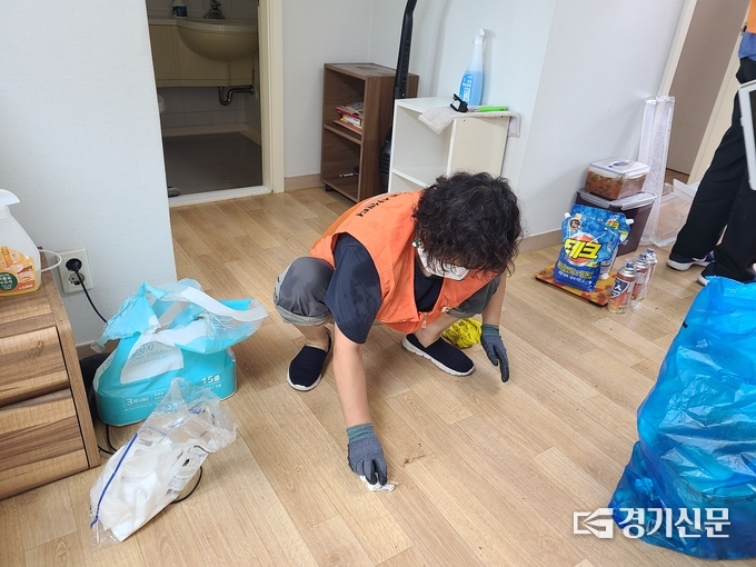 쓰레기를 치운 후 마무리 청소 작업을 하고 있다. (사진=포천시종합자원봉사센터 제공)