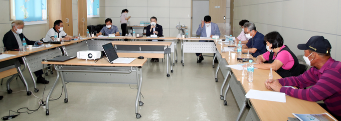 홍인성 중구청장이 예단포.덕교항 주민들과 '어촌뉴딜 300사업' 공모를 위한 회의를 진행하고 있다. ( 사진 = 중구 제공 )