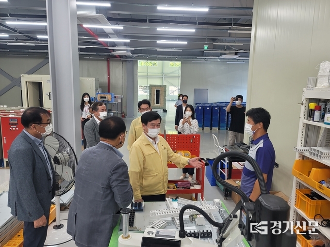 최용덕 동두천시장이 글로벌이앤피를 방문해 업체 관계자들과 대화하며 격려하고 있다. (사진=동두천시 제공)