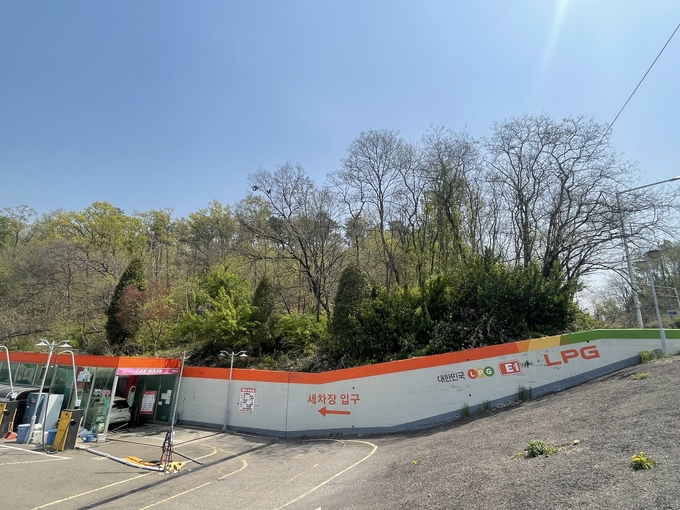 인천시 서구 불로동 LPG 충전소. 집입도로와 옹벽이 국유지 내에 설치돼 있다.