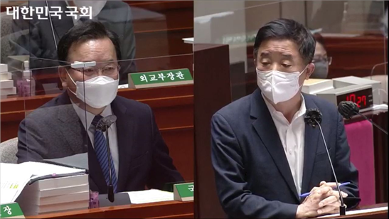 김부겸 국무총리에게 질의 중인 강득구 의원 (사진 = 강득구 의원실 제공)