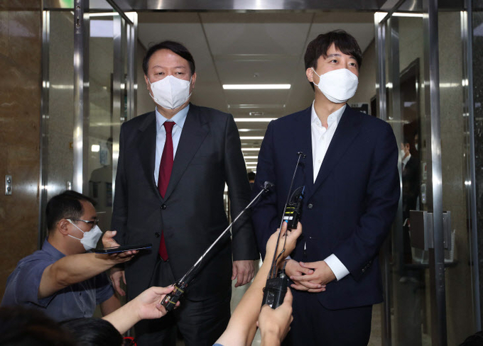 국민의힘 이준석 대표(오른쪽)와 국민의힘 대권주자인 윤석열 전 검찰총장이 6일 서울 여의도 국회 당대표실에서 비공개 면담을 마친 뒤 취재진의 질문에 답하고 있다. 사진=연합뉴스 