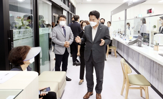 6일 업무를 개시한 수지구 죽전3동에서 민원인과 대화를 나누고 있는 백군기 용인시장 (사진=용인시 제공)