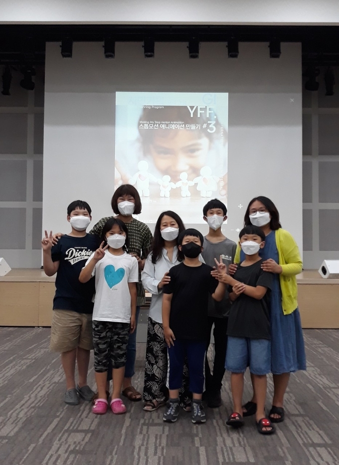 김포국제청소년영화제 매니메이션 만들기 가족워크샵에 참여한 세 가족이 손을 흔들어 보이고 있다.(사진=김포국제청소년영화제조직위원회)