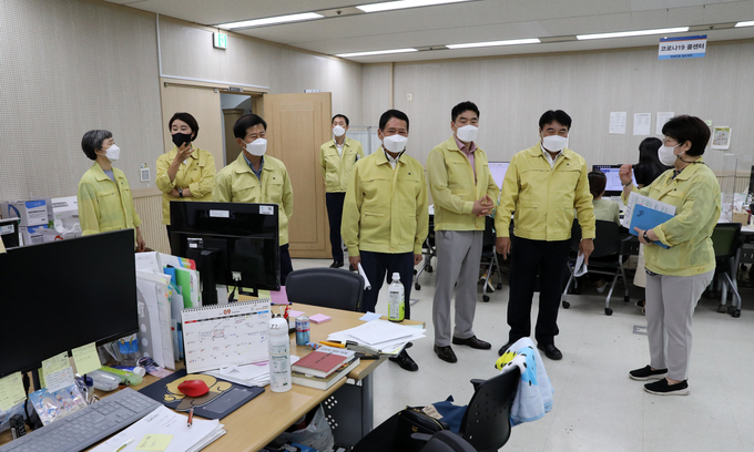 계양구의회 자치도시위원회 위원들이 코로나 현업 부서를 찾아 상황을 둘러보고 있다. ( 사진 = 계양구의회 제공 )