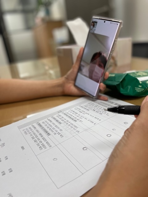 파주시 담당자가 비대면으로 어린이집 점검을 체크를 하고 있다. (사진=파주시 제공)