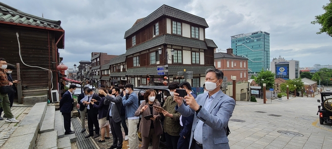 조계 경계 계단에서 진행된 인천e지앱 시연 장면. ( 사진 = 인천관광공사 제공 )