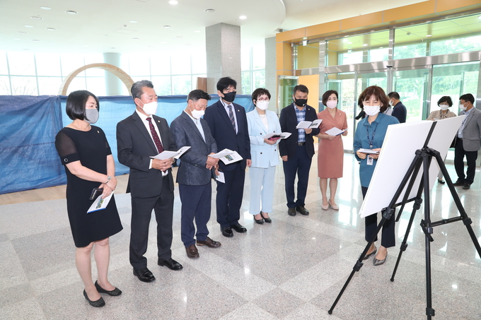 김형수 의장을 비롯한 구리시의회 의원 7명은 6일 여성행복센터 현장을 방문했다. (사진=구리시의회 제공)