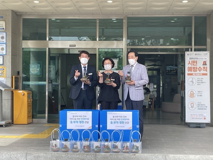㈔구리시자원봉사센터는 지난 4일 어르신을 위한 숯 부작 정원 만들기 진행했다. (사진=구리시자원봉사센터 제공)