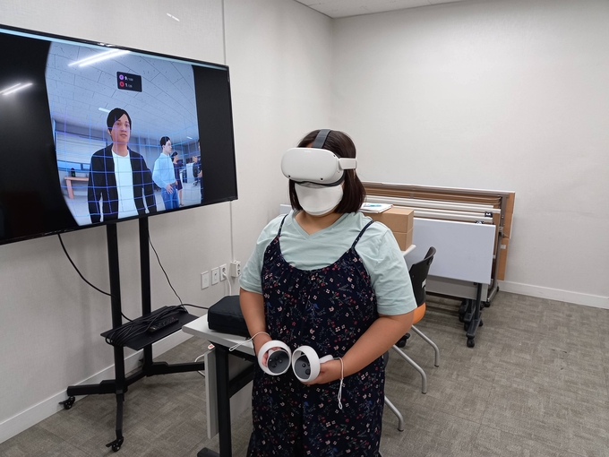 구리시장애인가족지원센터는 지난 3일 직장예절 함양 VR(가상현실)교육 진행하고 있다. (사진=구리시 구리시장애인가족지원센터 제공)