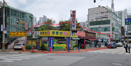 하남시청 맞은편 금싸라기 위치에서 26년간 불법 건축물로 버젓이 임대업을 하고 있는 지상 1층 규모 건물 모습(붉은 점선 안). (사진=김대정 기자)