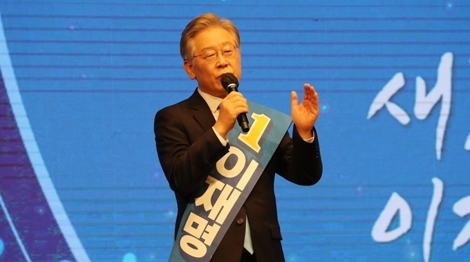 더불어민주당 대권주자인 이재명 경기도지사가 5일 오후 충북 청주시 서원구 CJB컨벤션센터에서 치러진 '충북·세종 민주당 순회 경선'에서 연설하고 있다(사진=연합뉴스 제공)