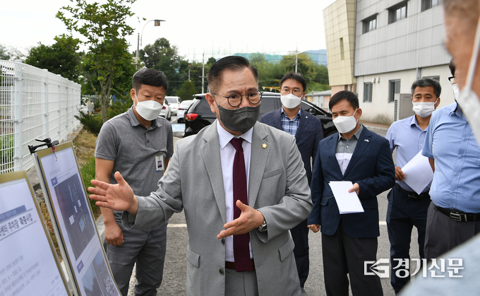 송상국 포천시의회 의장 직무대리 부의장이 현장 관계자와 의견을 나누고 있다. (사진=포천시의회 제공)