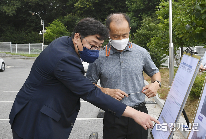 포천시의회 연제창 의원(왼쪽)이 김용국 문화체육과장에게 질문하고 있다. (사진=포천시의회 제공)