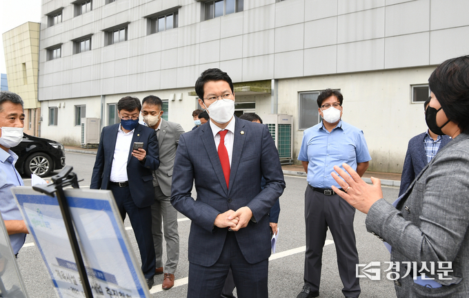 임종훈 포천시의회 운영위원장이 실무자의 의견을 경청하고 있다. (사진=포천시 제공)