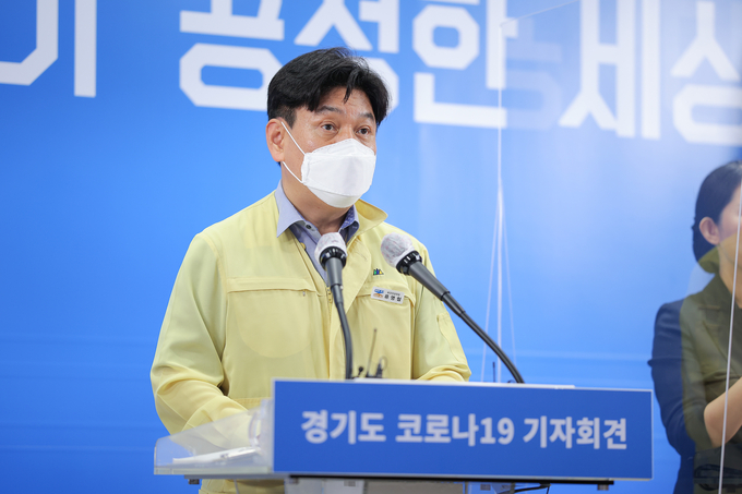 경기도 코로나19 정례 기자회견 중인 류영철 경기도 보건건강국장 (사진 = 경기도 제공)