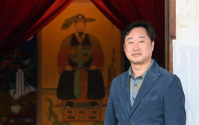 우리나라 최고의 정조전문가로 손꼽히는 한신대학교 김준혁 교수. 역사학자이자 정치평론가 등 다방면에서 활동 중인 그가 ‘이재명에게 보내는 정조의 편지’를 출간, 정조의 어진(御眞, 왕의 초상화)이 모셔져 있는 수원 화령전 운한각을 찾았다. (사진=조병석 기자)