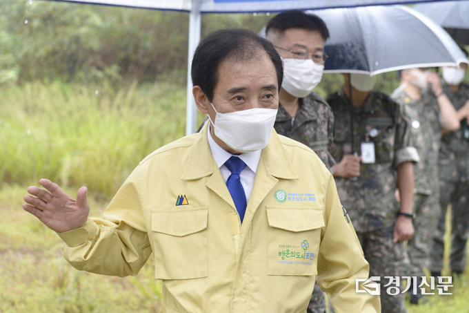 박윤국 포천시장이 부지를 바라보면서 의견을 말하고 있다. (사진=포천시 제공)