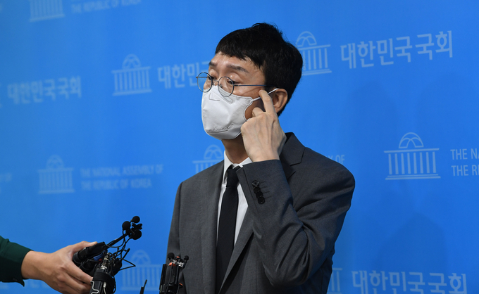 국민의힘 김웅 의원이 8일 서울 여의도 국회 소통관에서 지난해 총선 당시 윤석열 검찰총장의 측근 검사로부터 여권 인사에 대한 고발장을 넘겨받았다는 이른바 '고발사주' 의혹과 관련해 기자회견을 한 뒤 취재진 질문에 답하고 있다. (사진=연합뉴스/국회사진기자단)