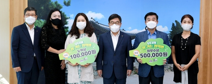 광주시 무더위 쌈키는 쌈 먹방’ 영상공모전에서 최우수상을 수상한 이종태씨와 노력상을 차지한 정유진씨가 신동헌(가운데)시장과 표동진 공보담당관, 김미희 공보팀장 등과 함께 기념 사진을 하고 있다.(사진=광주시 제공)