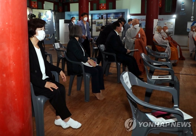 7월 26일 전북 김제시 금산사에서 열린 대한불교조계종 전 총무원장 월주(月珠)스님 영결식에 참석한 추미애와 윤석열 (사진 = 연합뉴스 제공)