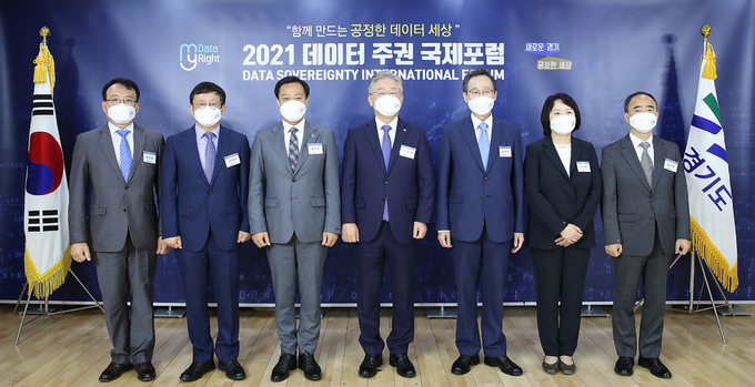 8일 오전 경기도청 상황실에서 이재명 경기도지사, 송하진 전라북도지사(대한민국 시도지사협의회장), 장현국 경기도의회 의장, 이원태 한국인터넷진흥원장, 민기영 한국데이터 산업진흥원장, 유승경 경기도 경제과학진흥원장 등이 2021 데이터 주권 국제포럼 개회식에서 점등 세리머니 및 기념촬영을 하고 있다. (사진= 경기도 제공)