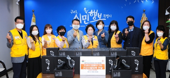 구리적십자봉사회는 지난 7일 희망풍차 세대 후원물품 전달했다.(사진=구리시 제공)