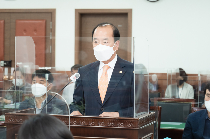 원병일 의원이 ‘남양주시 예산절감 및 예산낭비 사례공개 등에 관한 조례안’을 대표 발의하고 있다.(사진=남양주시의회 제공)