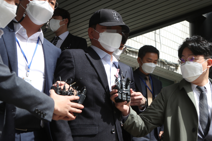 지난 3월29일 의정부지방법원에서 전철역 예정지 부동산 투기 의혹을 받는 포천시청 공무원 박모(가운데)씨가 구속 전 피의자심문(영장실질심사)를 마친 뒤 이동하는 모습. (사진=연합뉴스)