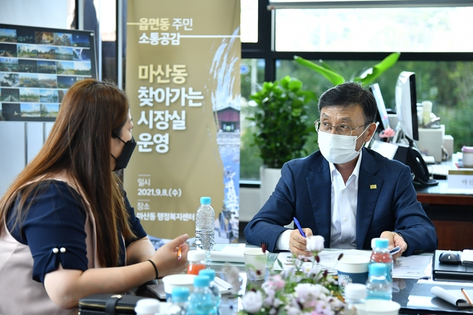 마산동 한 주민이 일산대교 무료화 관련 질문에서 정 시장이 통행료 문제가 반드시 해결되리라 본다고 답하고 있다.(사진=김포시 제공)
