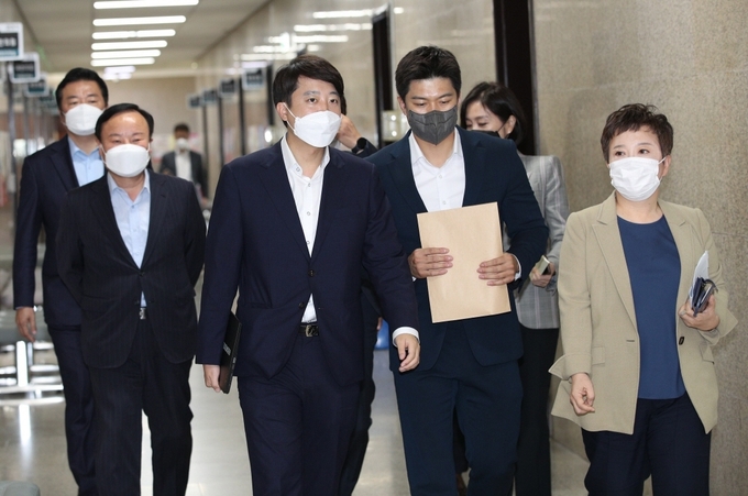 국민의힘 이준석 대표와 최고위원들이 9일 오전 서울 여의도 국회에서 열린 최고위원회의에 참석하고 있다. 사진= 연합뉴스 
