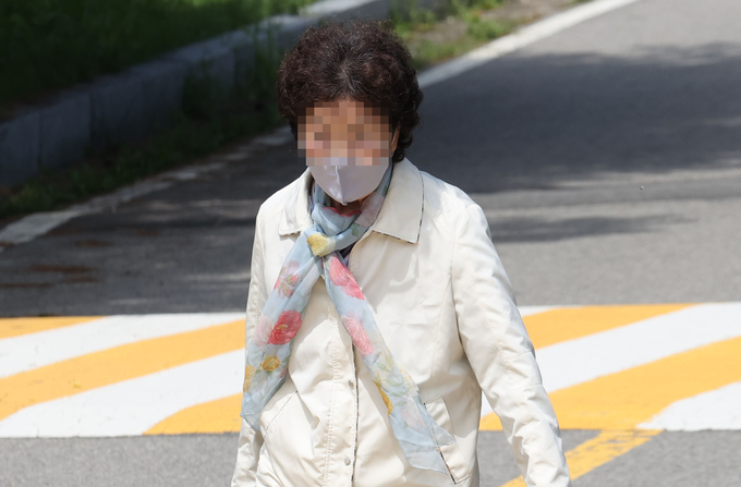 요양병원 불법 개설과 요양급여 부정 수급 혐의로 1심에서 실형을 선고받고 구속됐던 윤석열 전 검찰총장의 장모 최모 씨가 9일 오후 보석으로 석방돼 서울구치소를 나서고 있다. (사진=연합뉴스)
