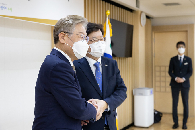 9일 오후 경기도청 2층 상황실에서 열린 광교·파장동 등 공공기관 이전부지의 발전적 활용을 위한 업무협약식에서 이재명 경기도지사와 염태영 수원시장이 협약서에 서명 후 기념촬영하고 있다. (사진= 경기도 제공)