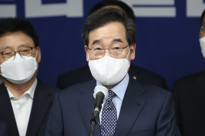 더불어민주당 대권주자인 이낙연 전 대표가 지난 9월 8일 광주·전남 발전전략을 발표하기 위해 찾은 광주시의회 시민소통실에서 의원직 사퇴를 선언하고 있다. (사진=연합뉴스/자료사진)