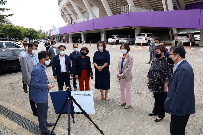 안양시의회 총무경제위원회가 종합운동장 야외수영장과 박달스마트밸리 방문해 적극적인 의정활동 펼쳐치고 있다. (사진=안양시의회 제공)