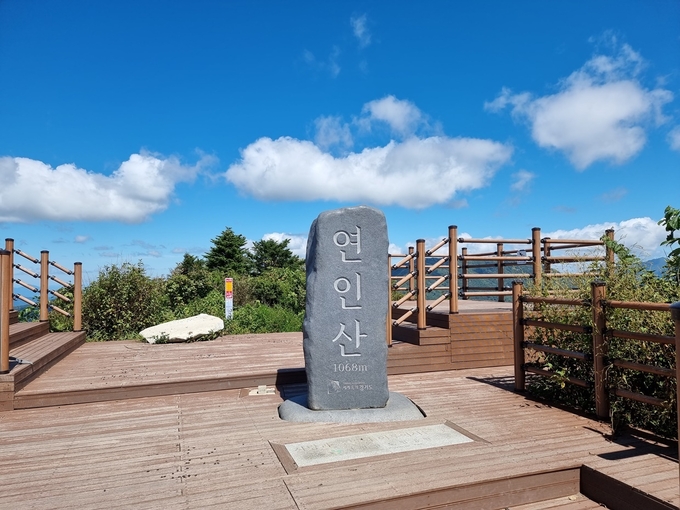 연인산 정상 데크 전망대 (사진 = 경기도 제공)