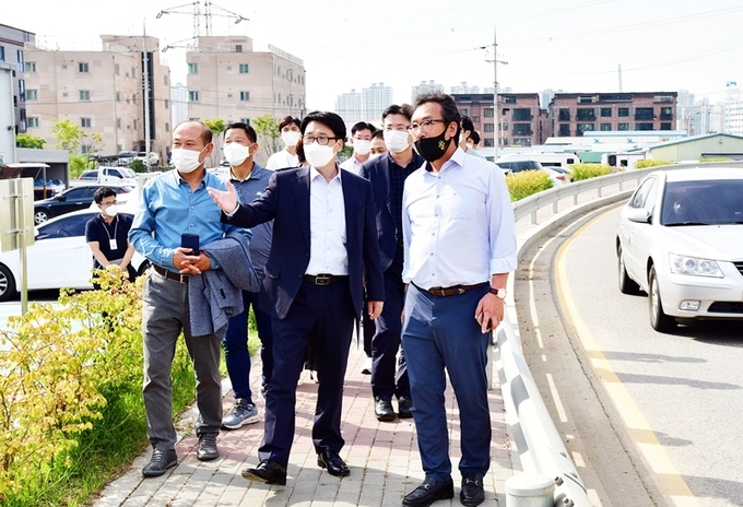 최종환 파주시장이 청소년복합문화센터가 들어설 현장을 확인하고 있다. (사진=파주시 제공)