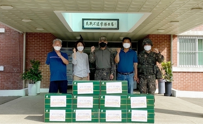 파주 탄현면 리장단이 지역 내 군부대에 위문품으로 준비한 배를 전달하고 있다. (사진=파주시 제공)