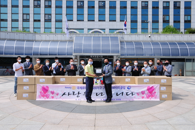 구리시는 지난 9일 추석맞이 취약계층 위한 나눔의 선물세트 전달했다. (사진=구리시 제공)
