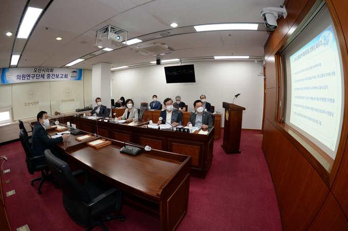 오산시의회가 '오산시 보행자작동 신호체계 시범운영 연구단' 중간보고회를 개최했다. (사진=오산시의회 제공)