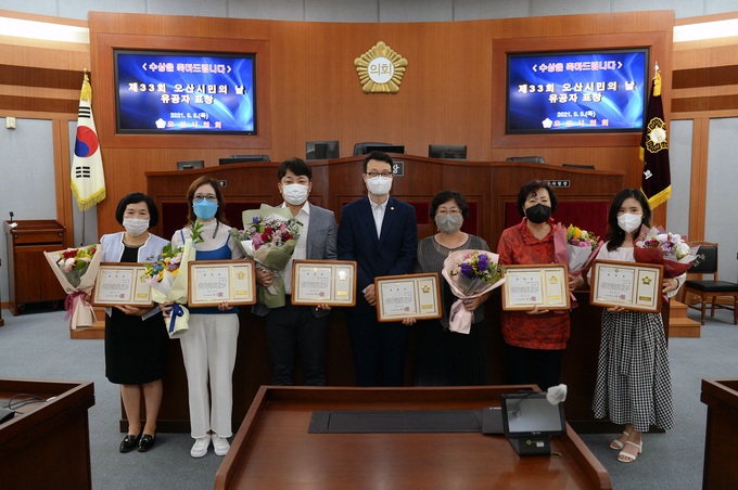 오산시의회가 제33회 시민의 날을 맞아 지역사회 발전에 헌신한 유공자 6명에게 표창장 전달했다. (사진=오산시의회 제공)