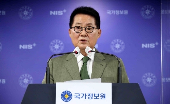 박지원 국정원장이 27일 오후 정부서울청사 브리핑실에서 국민사찰 종식 선언 및 대국민 사과문을 발표하고 있다. 사진= 연합뉴스 
